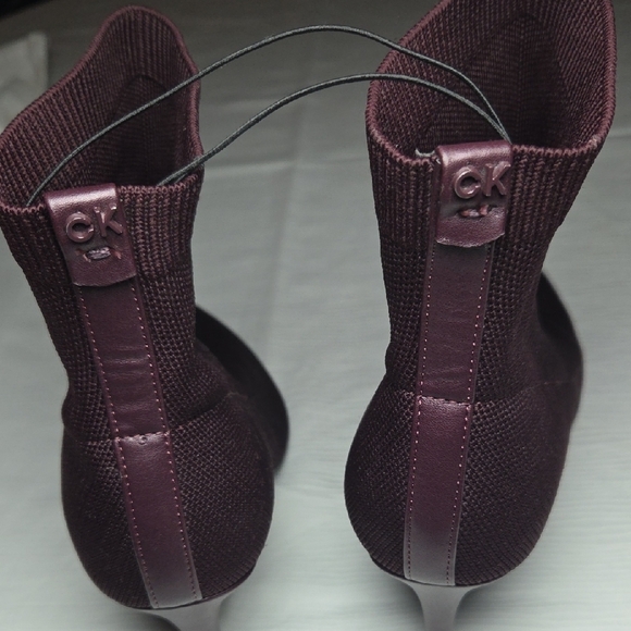 CALVIN KLEIN Elegant Burgundy Ankle Boots,SZ 9. - Picture 4 of 6